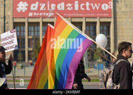 Une centaine d'activistes laïques sont descendus dans les rues du centre-ville de Cracovie lors de la manifestation « la marche de la laïcité » pour réclamer une éducation laïque et la Pologne pour être un pays libre de l'influence de l'Église. Les participants à la marche se sont également explicitement opposés au projet de loi anti-avortement. Le samedi 30 septembre 2017, à Cracovie, en Pologne. Photo par Artur Widak Banque D'Images