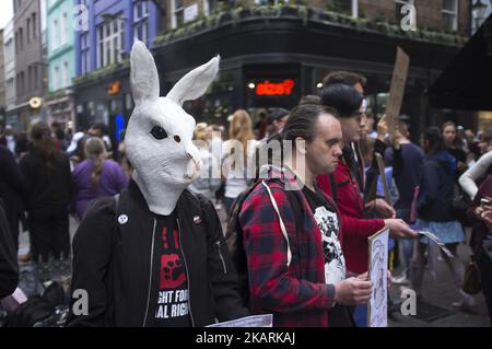 Une protestation animaliste a lieu à Carnaby Street, dans le centre de Londres, sur 30 septembre 2017. Les manifestants ont protesté contre l'oppression animale dans l'industrie de la mode et les cosmétiques. (Photo par Alberto Pezzali/NurPhoto) Banque D'Images