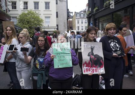 Une protestation animaliste a lieu à Carnaby Street, dans le centre de Londres, sur 30 septembre 2017. Les manifestants ont protesté contre l'oppression animale dans l'industrie de la mode et les cosmétiques. (Photo par Alberto Pezzali/NurPhoto) Banque D'Images