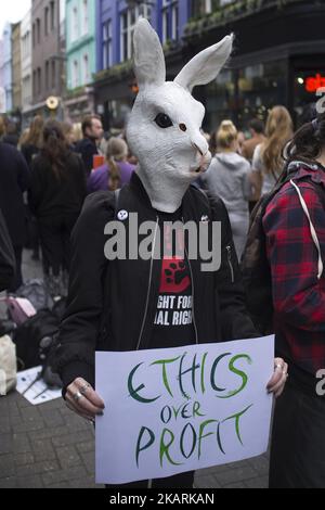 Une protestation animaliste a lieu à Carnaby Street, dans le centre de Londres, sur 30 septembre 2017. Les manifestants ont protesté contre l'oppression animale dans l'industrie de la mode et les cosmétiques. (Photo par Alberto Pezzali/NurPhoto) Banque D'Images