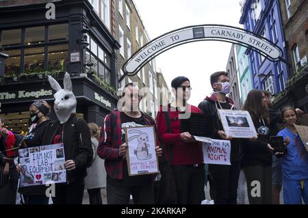 Une protestation animaliste a lieu à Carnaby Street, dans le centre de Londres, sur 30 septembre 2017. Les manifestants ont protesté contre l'oppression animale dans l'industrie de la mode et les cosmétiques. (Photo par Alberto Pezzali/NurPhoto) Banque D'Images