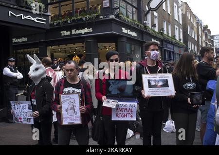 Une protestation animaliste a lieu à Carnaby Street, dans le centre de Londres, sur 30 septembre 2017. Les manifestants ont protesté contre l'oppression animale dans l'industrie de la mode et les cosmétiques. (Photo par Alberto Pezzali/NurPhoto) Banque D'Images