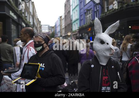 Une protestation animaliste a lieu à Carnaby Street, dans le centre de Londres, sur 30 septembre 2017. Les manifestants ont protesté contre l'oppression animale dans l'industrie de la mode et les cosmétiques. (Photo par Alberto Pezzali/NurPhoto) Banque D'Images