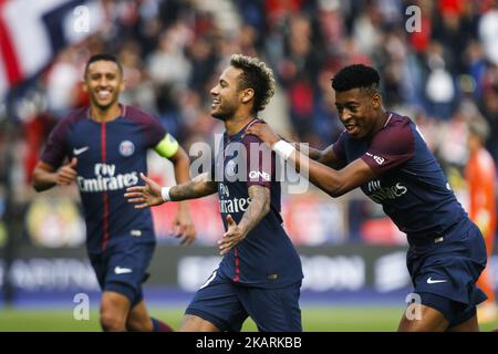 Neymar (C), l'avant brésilien de Paris Saint-Germain, est félicité par le défenseur français de Paris Saint-Germain, Presnel Kimpembe (R), après avoir obtenu un coup de pied gratuit lors du match de football français L1 Paris Saint-Germain (PSG) contre Bordeaux (FCGB) sur 30 septembre 2017 au stade du Parc des Princes à Paris. (Photo de Geoffroy Van der Hasselt/NurPhoto) Banque D'Images