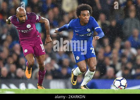 Chelsea Forward Willian (22) part du milieu de terrain de Manchester City Fabian Delph (18) lors du match de la Premier League entre Chelsea et Manchester City à Stamford Bridge, Londres, Angleterre, le 30 septembre 2017. (Photo de Kieran Galvin/NurPhoto) Banque D'Images