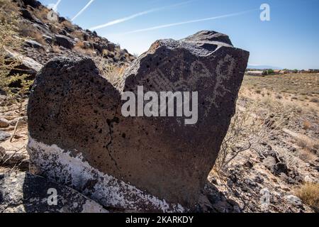 Un pétroglyphe sur une grande pierre dans le Boca Negra Canyon de Petroglyph National Monument, Nouveau-Mexique Banque D'Images