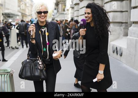 Ellen von Unwerth (L) pendant la semaine de la mode de Paris vêtements pour femmes Printemps/été 2018 sur 29 septembre 2017 à Paris, France. (Photo de Nataliya Petrova/NurPhoto) Banque D'Images