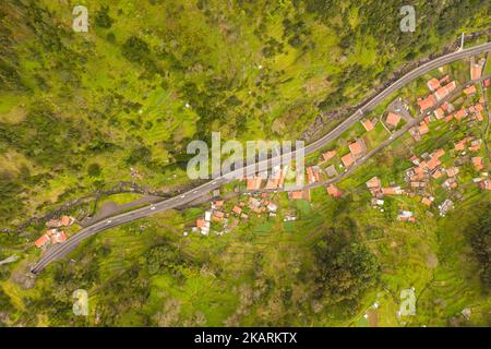 Photographie de drone ou route allant au tunnel de montagne et une petite ville près de lui pendant la journée d'été Banque D'Images