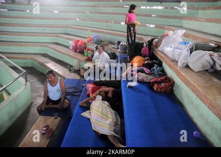 BALI, INDONÉSIE, OKTOBER, 01 : le 9 jour précédant l'éruption du mont Agung, les résidents sont saturés et fatigués de vivre dans un poste de réfugiés à Gor Swecapura, dans la régence de Klungkung, Bali, en octobre 01,2017. Le nombre de réfugiés de Gunung Agung dans la province de Bali a augmenté. Le Centre de contrôle des opérations de l'Agence de gestion des catastrophes de Bali a enregistré le nombre de réfugiés qui atteint actuellement 141 509 000 personnes. Ils sont répartis dans 377 camps de réfugiés dans 9 districts/villes de Bali. Et les données sur le nombre de réfugiés sont encore en augmentation. Dasril Roszandi (photo de Dasril Roszandi/NurPhoto) Banque D'Images