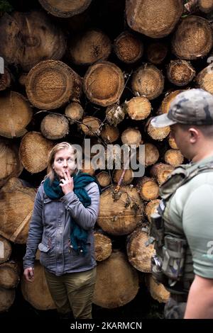 Une militante fume une cigarette lors d'une conversation avec Forest Ranger après le blocus de Harvester. Forêt de Bialowieski sur 22 septembre 2017. (Photo de Maciej Luczniewski/NurPhoto) Banque D'Images