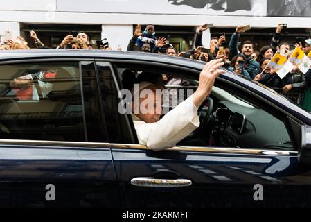 Le pape François se démène de la foule lors d'une visite pastorale à Cesena et Bologne sur 1 octobre 2017. (Photo de Michele Spatari/NurPhoto) Banque D'Images