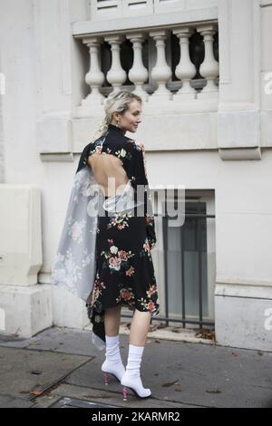 Olga Karput, vue dans les rues de Paris pendant la semaine de la mode de Paris sur 1 octobre 2017 à Paris, France. (Photo de Nataliya Petrova/NurPhoto) Banque D'Images