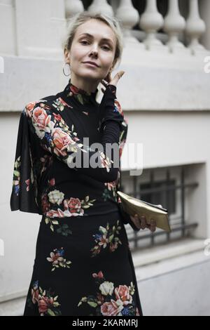 Olga Karput vu dans les rues de Paris pendant la semaine de la mode de Paris sur 1 octobre 2017 à Paris, France. (Photo de Nataliya Petrova/NurPhoto) Banque D'Images