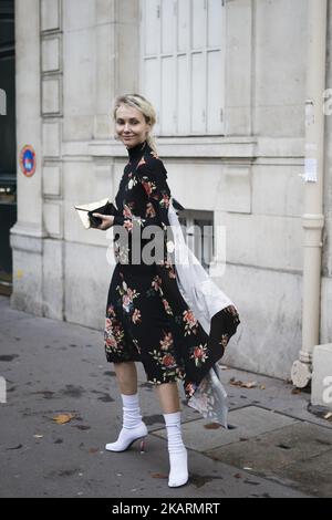 Olga Karput vu dans les rues de Paris pendant la semaine de la mode de Paris sur 1 octobre 2017 à Paris, France. (Photo de Nataliya Petrova/NurPhoto) Banque D'Images