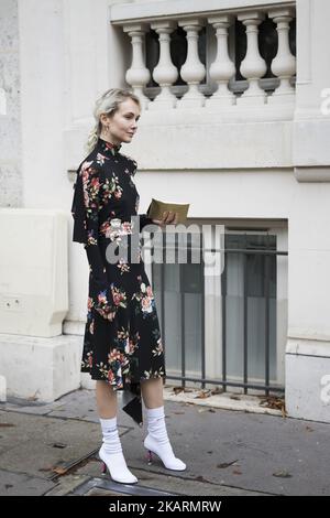 Olga Karput vu dans les rues de Paris pendant la semaine de la mode de Paris sur 1 octobre 2017 à Paris, France. (Photo de Nataliya Petrova/NurPhoto) Banque D'Images