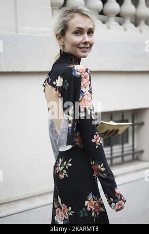 Olga Karput vu dans les rues de Paris pendant la semaine de la mode de Paris sur 1 octobre 2017 à Paris, France. (Photo de Nataliya Petrova/NurPhoto) Banque D'Images