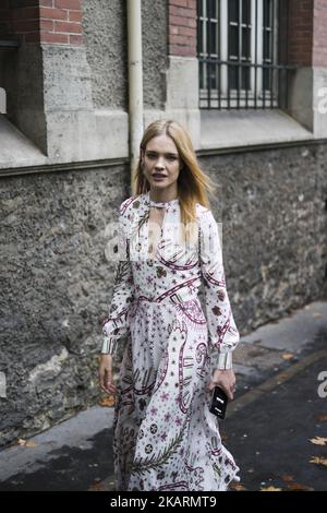 Natalia Vodianova est vue dans les rues de Paris lors de la semaine de la mode de Paris sur 1 octobre 2017 à Paris, France. (Photo de Nataliya Petrova/NurPhoto) Banque D'Images