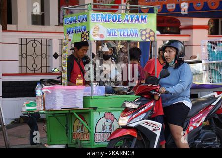 Le vendeur de nourriture sur l'indonésien Food Bazaar à Taman Pecut Blitar Banque D'Images