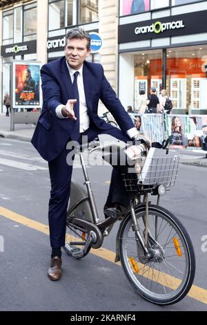 Ancien ministre français de l'Industrie Arnaud Montebourg cyclisme à Paris, France, on 27 septembre 2017. (Photo de Mehdi Taamallah/NurPhoto) Banque D'Images