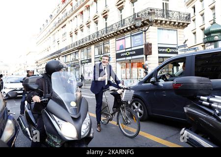 Ancien ministre français de l'Industrie Arnaud Montebourg cyclisme à Paris, France, on 27 septembre 2017. (Photo de Mehdi Taamallah/NurPhoto) Banque D'Images