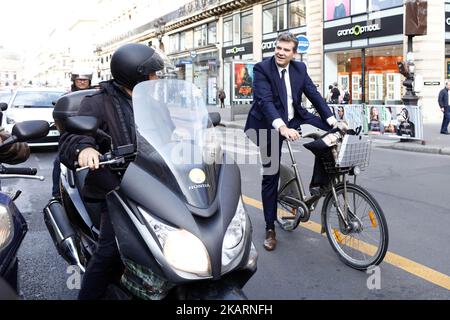 Ancien ministre français de l'Industrie Arnaud Montebourg cyclisme à Paris, France, on 27 septembre 2017. (Photo de Mehdi Taamallah/NurPhoto) Banque D'Images