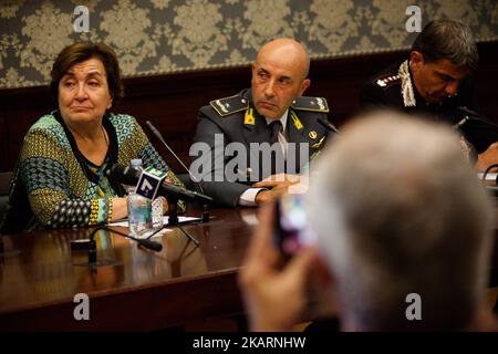 Superintendant de Napes Antonio de Lesu, Commandant de la Garde financière Gianluigi d'Alfonso, Commandant des Carabinieri de Naples Ubaldo Del Monaco, Préfet de Naples Carmela Pagano, pendant la conférence de presse de la police au préfet, pour la bilance du blitz à jour à Scampia, Naples, Italie sur 3 octobre 2017. Plus de 700 personnes de la police d'État, des forces armées et de la Guardia of Finance participent à l'opération, entre les unités territoriales et les renforts. (Photo de Paolo Manzo/NurPhoto) Banque D'Images