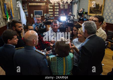 Superintendant de Napes Antonio de Lesu, Commandant de la Garde financière Gianluigi d'Alfonso, Commandant des Carabinieri de Naples Ubaldo Del Monaco, Préfet de Naples Carmela Pagano, pendant la conférence de presse de la police au préfet, pour la bilance du blitz à jour à Scampia, Naples, Italie sur 3 octobre 2017. Plus de 700 personnes de la police d'État, des forces armées et de la Guardia of Finance participent à l'opération, entre les unités territoriales et les renforts. (Photo de Paolo Manzo/NurPhoto) Banque D'Images