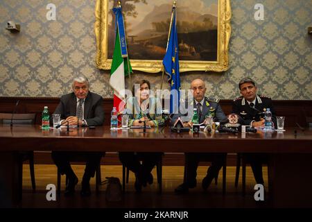 Superintendant de Napes Antonio de Lesu, Commandant de la Garde financière Gianluigi d'Alfonso, Commandant des Carabinieri de Naples Ubaldo Del Monaco, Préfet de Naples Carmela Pagano, pendant la conférence de presse de la police au préfet, pour la bilance du blitz à jour à Scampia, Naples, Italie sur 3 octobre 2017. Plus de 700 personnes de la police d'État, des forces armées et de la Guardia of Finance participent à l'opération, entre les unités territoriales et les renforts. (Photo de Paolo Manzo/NurPhoto) Banque D'Images