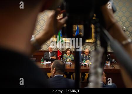 Superintendant de Napes Antonio de Lesu, Commandant de la Garde financière Gianluigi d'Alfonso, Commandant des Carabinieri de Naples Ubaldo Del Monaco, Préfet de Naples Carmela Pagano, pendant la conférence de presse de la police au préfet, pour la bilance du blitz à jour à Scampia, Naples, Italie sur 3 octobre 2017. Plus de 700 personnes de la police d'État, des forces armées et de la Guardia of Finance participent à l'opération, entre les unités territoriales et les renforts. (Photo de Paolo Manzo/NurPhoto) Banque D'Images