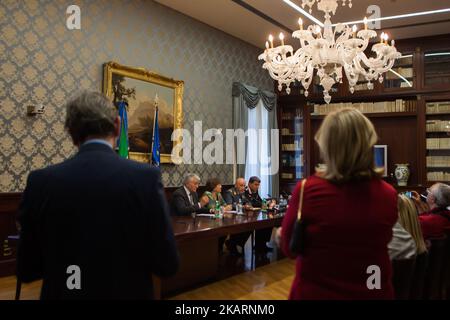 Superintendant de Napes Antonio de Lesu, Commandant de la Garde financière Gianluigi d'Alfonso, Commandant des Carabinieri de Naples Ubaldo Del Monaco, Préfet de Naples Carmela Pagano, pendant la conférence de presse de la police au préfet, pour la bilance du blitz à jour à Scampia, Naples, Italie sur 3 octobre 2017. Plus de 700 personnes de la police d'État, des forces armées et de la Guardia of Finance participent à l'opération, entre les unités territoriales et les renforts. (Photo de Paolo Manzo/NurPhoto) Banque D'Images