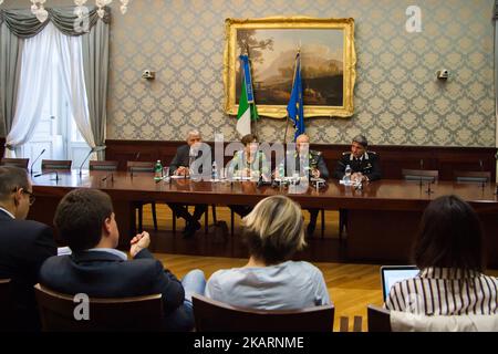 Superintendant de Napes Antonio de Lesu, Commandant de la Garde financière Gianluigi d'Alfonso, Commandant des Carabinieri de Naples Ubaldo Del Monaco, Préfet de Naples Carmela Pagano, pendant la conférence de presse de la police au préfet, pour la bilance du blitz à jour à Scampia, Naples, Italie sur 3 octobre 2017. Plus de 700 personnes de la police d'État, des forces armées et de la Guardia of Finance participent à l'opération, entre les unités territoriales et les renforts. (Photo de Paolo Manzo/NurPhoto) Banque D'Images