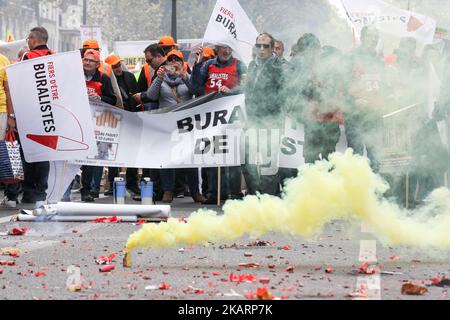 Les tabacconistes manifestent contre l'augmentation à 10 euros du prix d'un paquet de cigarettes, prévu par le gouvernement pour 2020, sur 4 octobre 2017 à Paris. Les vendeurs de cigarettes sont descendus dans la rue pour attaquer la politique du gouvernement visant à augmenter progressivement le prix d'un paquet de cigarettes de €7 à €10 au cours des trois prochaines années, en affirmant que les mesures vont ruiner leurs affaires et ne pas même réduire la consommation de tabac. Le prix d'un paquet de cigarettes en France est parmi les plus élevés d'Europe, bien que l'Irlande et le Royaume-Uni aient des prix plus élevés. (Photo de Michel Stoupak/NurPhoto) Banque D'Images