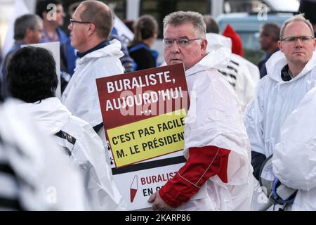 Les tabacconistes manifestent contre l'augmentation à 10 euros du prix d'un paquet de cigarettes, prévu par le gouvernement pour 2020, sur 4 octobre 2017 à Paris. Les vendeurs de cigarettes sont descendus dans la rue pour attaquer la politique du gouvernement visant à augmenter progressivement le prix d'un paquet de cigarettes de €7 à €10 au cours des trois prochaines années, en affirmant que les mesures vont ruiner leurs affaires et ne pas même réduire la consommation de tabac. Le prix d'un paquet de cigarettes en France est parmi les plus élevés d'Europe, bien que l'Irlande et le Royaume-Uni aient des prix plus élevés. (Photo de Michel Stoupak/NurPhoto) Banque D'Images