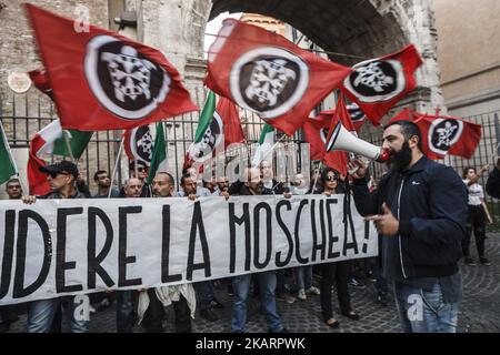 Des membres du mouvement italien d'extrême-droite CasaPound ont tenu un feu de torchage anti-immigrant pour protester contre la dégradation et pour demander la fermeture de la mosquée abusive dans le quartier multiethnique d'Esquilino à Rome, en Italie, sur 04 octobre 2017.(photo de Giuseppe Ciccia/NurPhoto) Banque D'Images