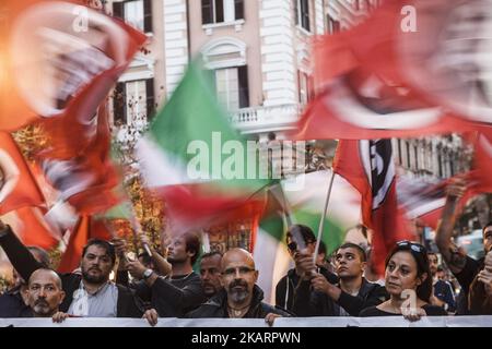 Des membres du mouvement italien d'extrême-droite CasaPound ont tenu un feu de torchage anti-immigrant pour protester contre la dégradation et pour demander la fermeture de la mosquée abusive dans le quartier multiethnique d'Esquilino à Rome, en Italie, sur 04 octobre 2017.(photo de Giuseppe Ciccia/NurPhoto) Banque D'Images