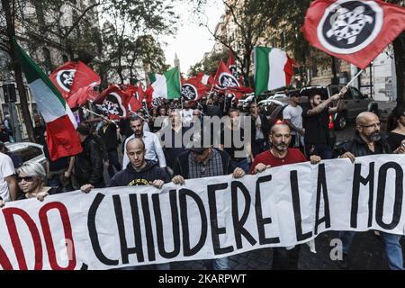 Des membres du mouvement italien d'extrême-droite CasaPound ont tenu un feu de torchage anti-immigrant pour protester contre la dégradation et pour demander la fermeture de la mosquée abusive dans le quartier multiethnique d'Esquilino à Rome, en Italie, sur 04 octobre 2017.(photo de Giuseppe Ciccia/NurPhoto) Banque D'Images