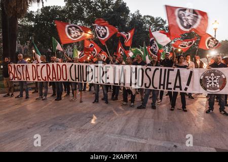 Des membres du mouvement italien d'extrême-droite CasaPound ont tenu un feu de torchage anti-immigrant pour protester contre la dégradation et pour demander la fermeture de la mosquée abusive dans le quartier multiethnique d'Esquilino à Rome, en Italie, sur 04 octobre 2017.(photo de Giuseppe Ciccia/NurPhoto) Banque D'Images