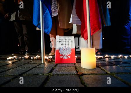 Une veillée anti-gouvernementale aux chandelles devant le tribunal de district de Cracovie dimanche soir en rapport avec les réformes judiciaires en Pologne. Le dimanche 1 octobre 2017, à Cracovie, en Pologne. (Photo par Artur Widak/NurPhoto) Banque D'Images