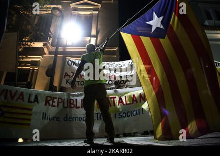 Un manifestant fait paître un drapeau séparatiste catalan devant l'ambassade d'Espagne à Athènes, sur 3 octobre 2017. Des groupes de gauche ont défilé dans le centre d'Athènes en solidarité avec le peuple de Catalogne (photo de Panayotis Tzamaros/NurPhoto) Banque D'Images