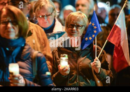 Une veillée anti-gouvernementale aux chandelles devant le tribunal de district de Cracovie dimanche soir en rapport avec les réformes judiciaires en Pologne. Le dimanche 1 octobre 2017, à Cracovie, en Pologne. (Photo par Artur Widak/NurPhoto) Banque D'Images