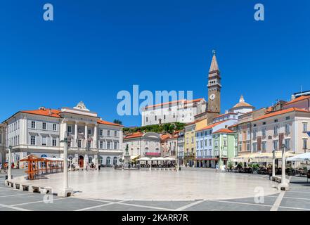 Tartinijev Trg (place centrale de Tartini) en direction de l'Hôtel de ville, Vieille ville, Piran, Slovénie Banque D'Images