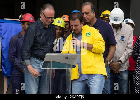 Carlos Nuzman, président du Comité olympique brésilien, a été arrêté à 5 octobre 2017 dans le cadre d'une enquête sur un programme d'achat de votes visant à amener les Jeux olympiques à Rio de Janeiro. Nuzman, qui est également membre honoraire du Comité International Olympique, a été tenu pour interrogatoire en septembre par les autorités brésiliennes et françaises. Sur cette image : Carlos Arthur Nuzman à côté du gouverneur de Rio de Janeiro, Luiz Fernando Pezao, et l'ancien maire de Rio, Eduardo Paes. Fichier photo produit en 8 novembre 2015. (Photo de Luiz Souza/NurPhoto) Banque D'Images