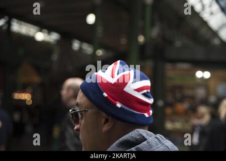 Vue générale sur les épiceries, fromages et vendeurs de spécialités de rue du marché Borough, à Londres, sur 7 octobre 2017. Le marché actuel vend principalement des aliments de spécialité au grand public. Cependant, au 20th siècle, il s'agissait essentiellement d'un marché de gros, vendant des produits en quantité aux producteurs d'légumes. (Photo par Alberto Pezzali/NurPhoto) Banque D'Images