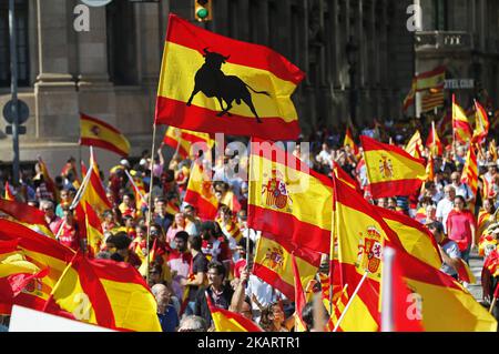 Le rassemblement pro-unité traverse Barcelone en réponse au référendum contesté dimanche dernier sur l'indépendance catalane sur 8 octobre 2017 à Barcelone, en Espagne. (Photo par Urbanandsport/NurPhoto) Banque D'Images