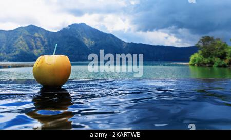 Spa naturel chaud à côté du volcan Batur. Eau chaude qui coule vers la piscine à débordement avec belle vue sur le lac et la montagne Abang. Destination de voyage populaire Banque D'Images