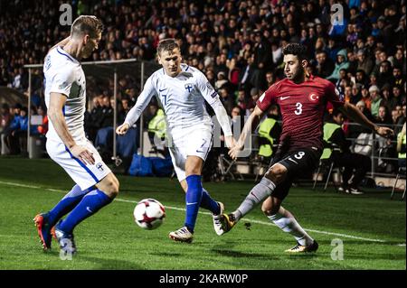 Robin Lod de Finlande et Ismail Köybasi de Turquie lors du match de qualification de la coupe du monde de la FIFA 2018 entre la Finlande et la Turquie à Turku, Finlande sur 9 octobre 2017. (Photo par Antti Yrjonen/NurPhoto) Banque D'Images