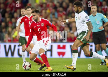 HAL Robson-Kanu du pays de galles et Cyrus Christie d'Irlande lors de la coupe du monde de la FIFA 2018, rencontre du groupe D de qualification entre le pays de Galles et la République d'Irlande au stade de Cardiff à Cardiff, pays de Galles, Royaume-Uni sur 9 octobre 2017 (photo d'Andrew Surma/NurPhoto) Banque D'Images