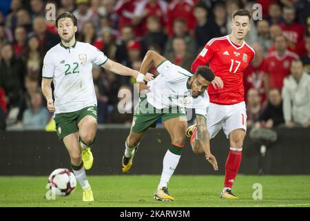 Hary Arter et Cyrus Christie d'Irlande avec Tom Lawrence du pays de Galles lors du match de qualification du groupe D de la coupe du monde de la FIFA 2018 entre le pays de Galles et la République d'Irlande au stade de Cardiff à Cardiff, pays de Galles, Royaume-Uni sur 9 octobre 2017 (photo d'Andrew Surma/NurPhoto) Banque D'Images