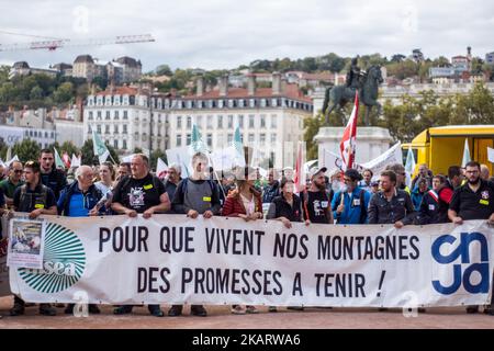 Les éleveurs français manifestent avec leurs animaux à Lyon, en France, sur 9 octobre 2017 pour attirer l'attention sur les attaques croissantes de loups contre les troupeaux de moutons et contre le « plan des loups » du ministère de l'Agriculture en 2018-2023. Le ministère français de l'Agriculture a dit vouloir arrêter les attaques, mais il n'a pas dit comment. Son nouveau « plan des loups » devrait être négocié et mis en place à partir du début de 2018. (Photo de Nicolas Liponne/NurPhoto) Banque D'Images