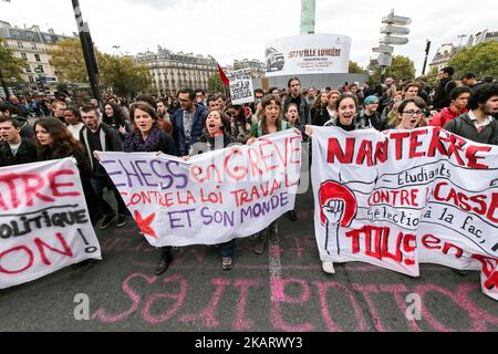 Des centaines d'étudiants défilent à Paris, Frances on 10 octobre 2017, dans le cadre d'une grève nationale organisée par les neuf principaux syndicats du pays contre les réformes du travail phares du président français Emmanuel Macron qui prévoit de geler les salaires, resserrer les règles pour les jours de maladie et réduire de 2022 120 000 emplois dans le secteur public. (Photo de Michel Stoupak/NurPhoto) Banque D'Images